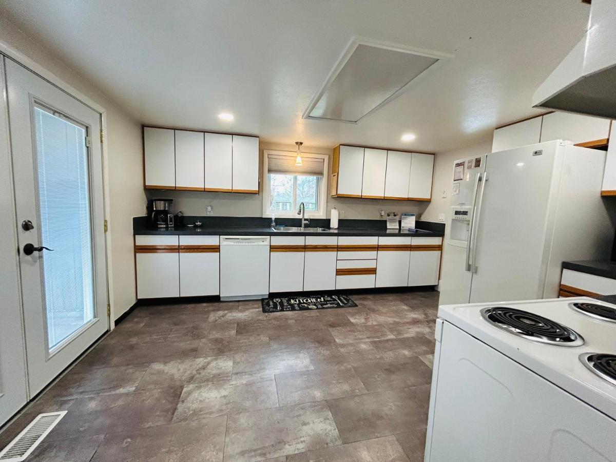 Little Blue Bungalow On Boise'S Bench, Pet Friendly, Fully Fenced Yard With Doggie Door! 2 Miles From Bsu, 5 Minutes From Downtown Boise, Desk And Workstation For Remote Workers, 2 Tv'S Large Walk-In Closet, Good For Mid-Term Stays Exterior foto